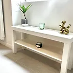 Golden - Stylish And With Free Parking! Apartment