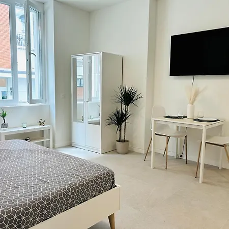 Апартаменти Golden - Stylish And With Free Parking!