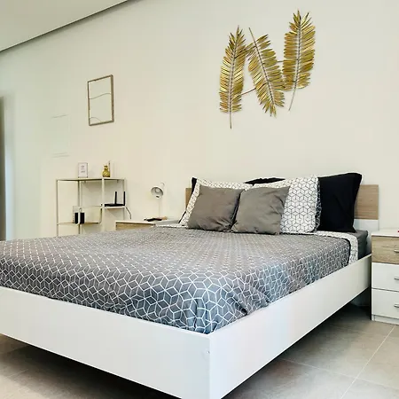 Golden - Stylish And With Free Parking! *