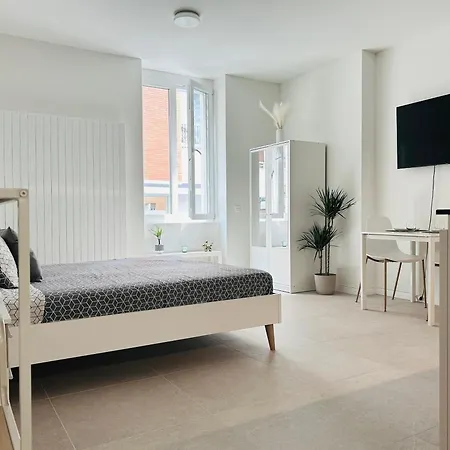 Golden - Stylish And With Free Parking! Апартаменти *