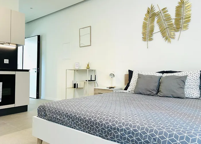 Golden - Stylish And With Free Parking! *