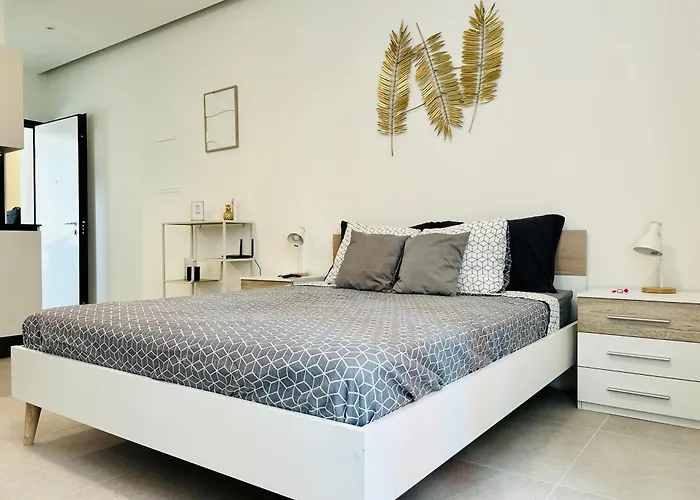 Golden - Stylish And With Free Parking! *