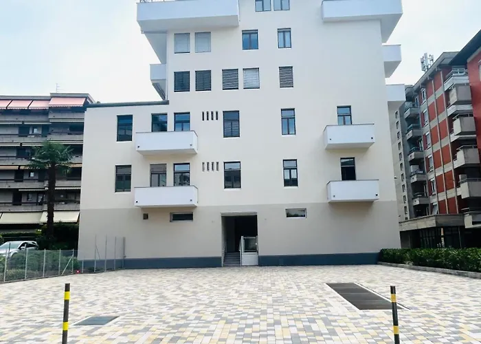 Golden - Stylish And With Free Parking! アパート ルガーノ