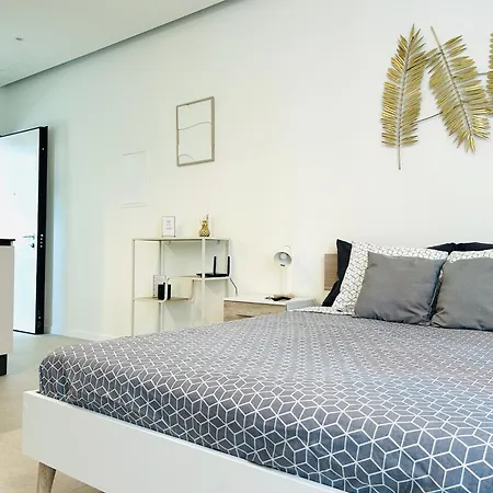 Golden - Stylish And With Free Parking! *