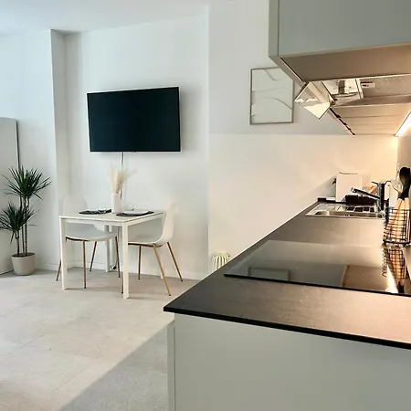 Golden - Stylish And With Free Parking! *