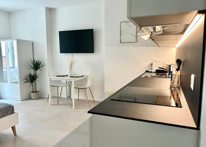 Golden - Stylish And With Free Parking! *